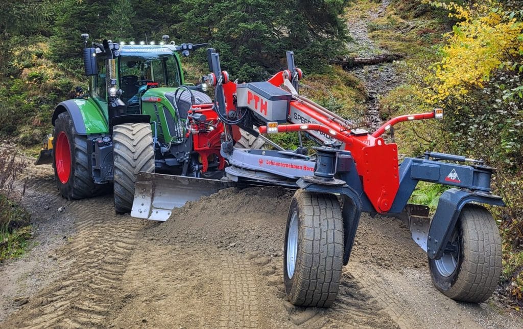 PTH Grader Frontanbau Straßenbau Wegebau Anbau an Traktor Baumaschine und andere Geräteträger Planieren Gradern Fendt