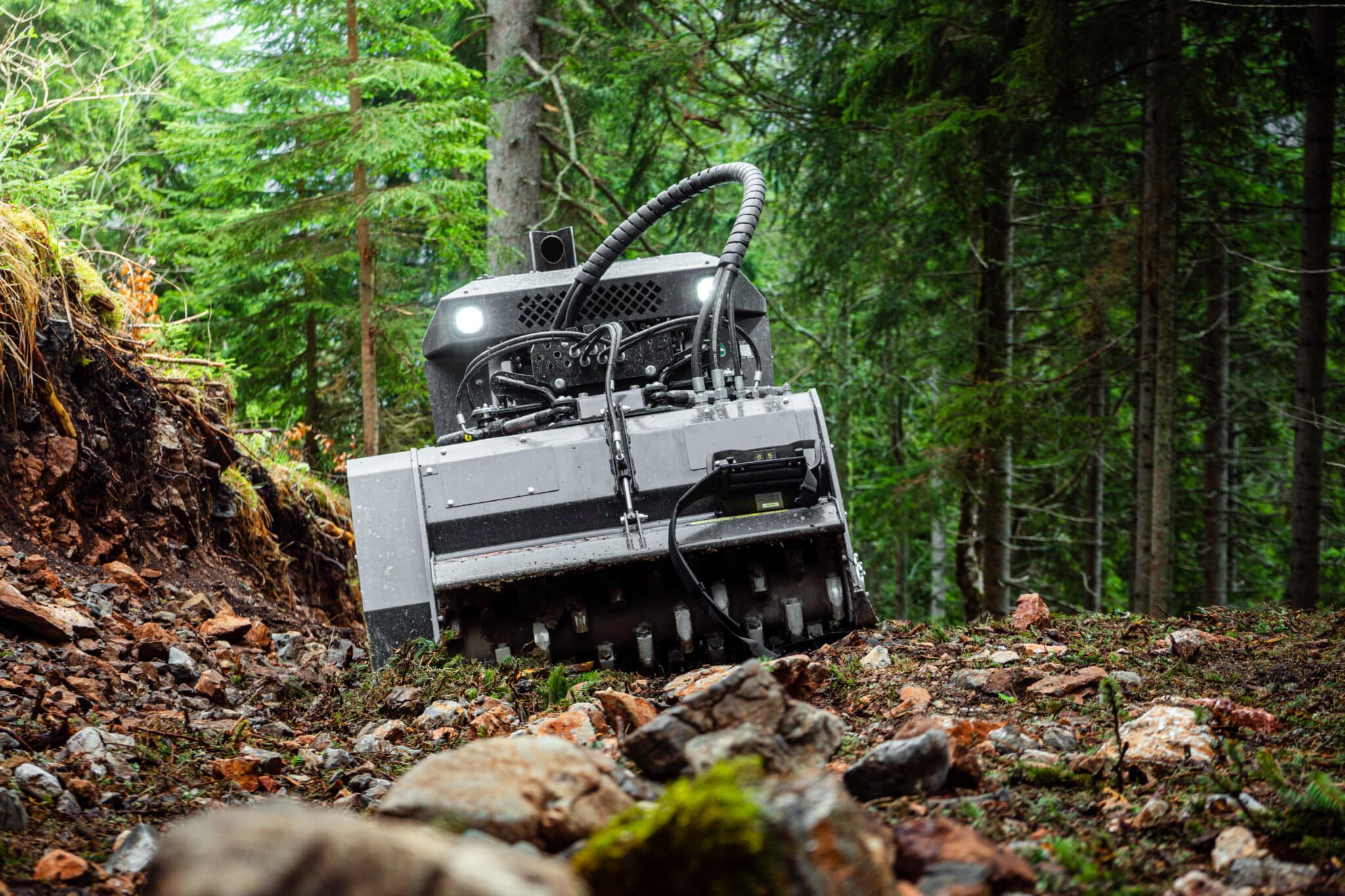 PTH TrailCrusher hydraulisch auf Raupenplattform – Trailbau im Wald; Steine zerkleinern & Oberfläche planieren
