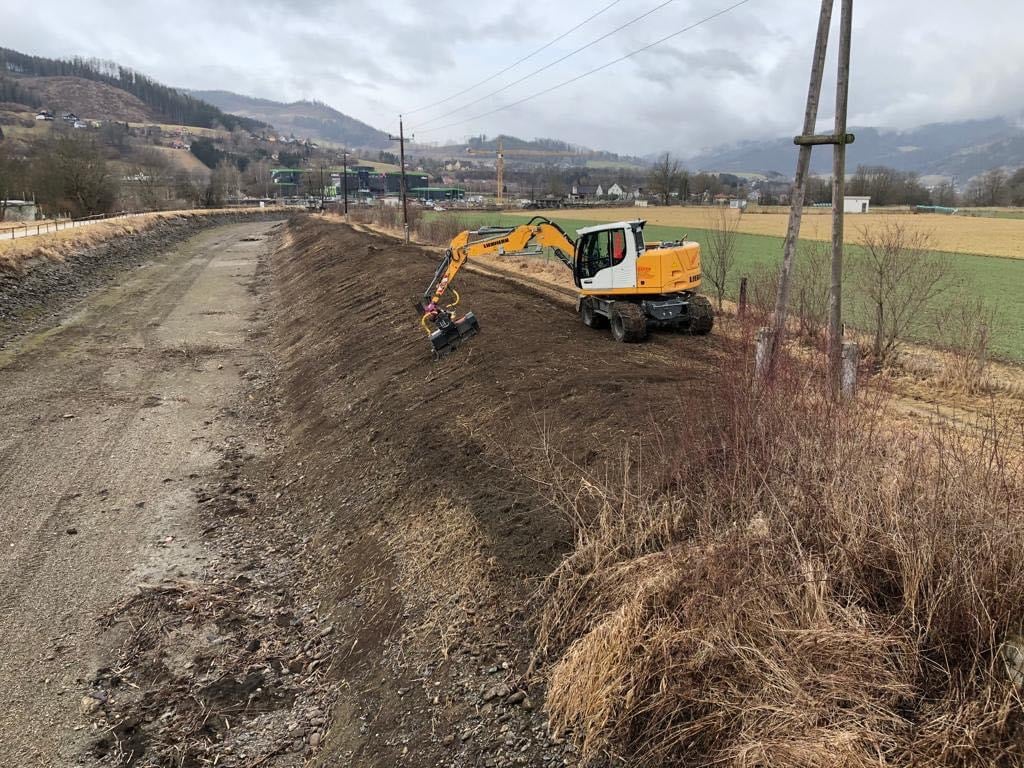Systematic embankment maintenance with the PTH ExcavatorCrusher EC-L