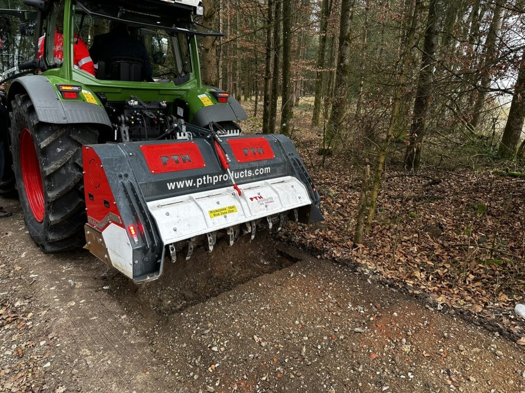 Arbeitstiefe 230 mm in hartem Stein PTH Crusher compact
