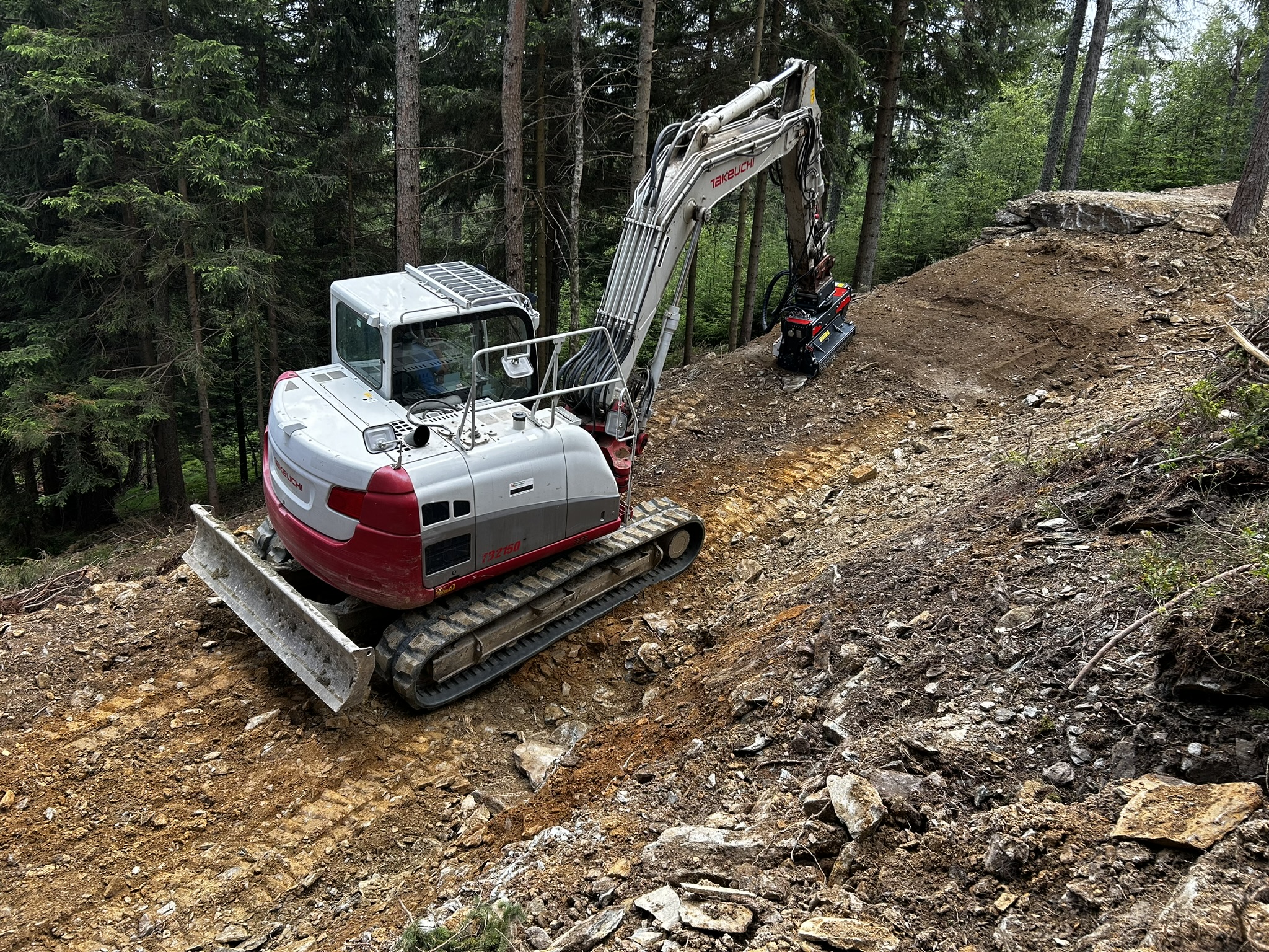 Trailbau mit dem PTH ExcavatorCrusher EC-L auf einem Takeuchi Kettenbagger