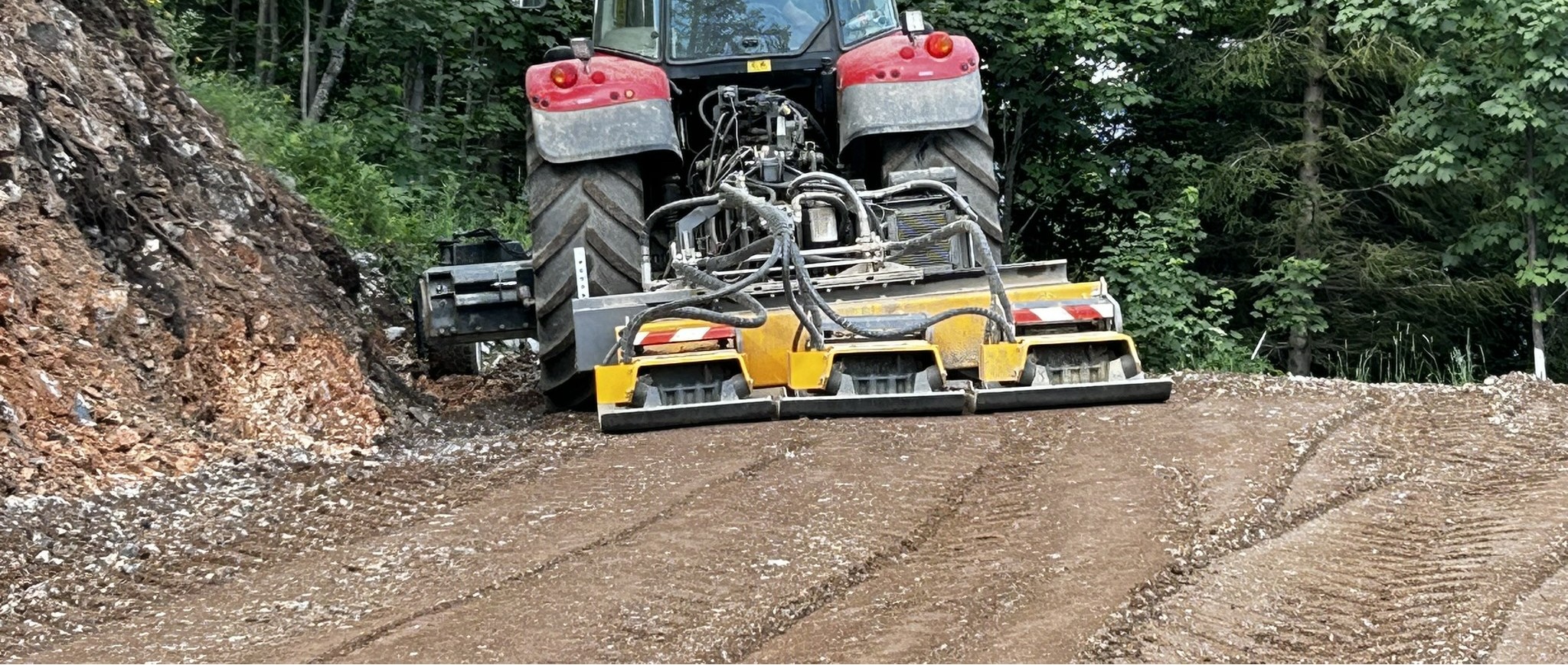 PTH Compactor mit Seitenverschub auf Massey Ferguson im Wegebau
