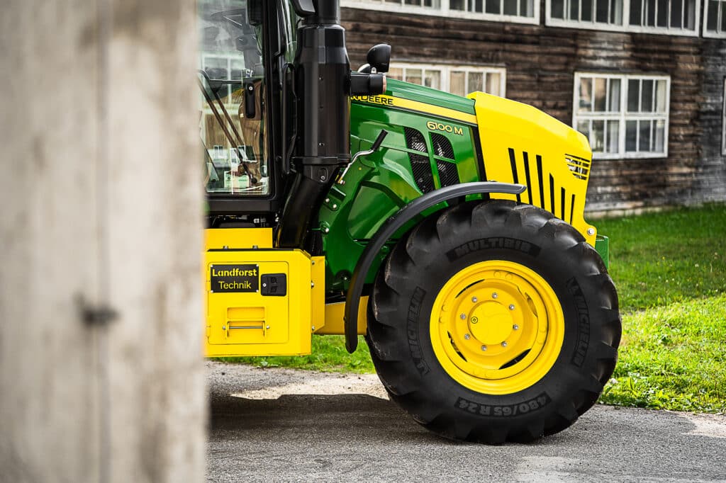 Protection de capot avec compartiment à outils ouvrable Landforst Technik