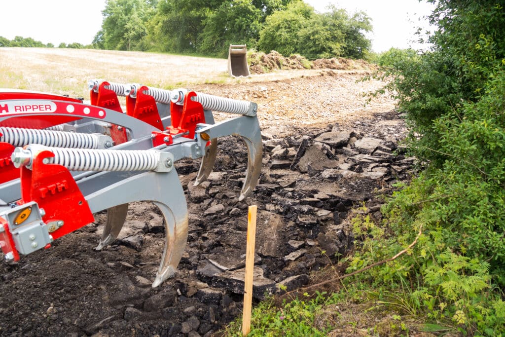 PTH Ripper auf Traktor beim Brechen von Asphalt und Beton