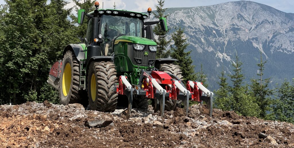 PTH Ripper auf John Deere im Wegebau