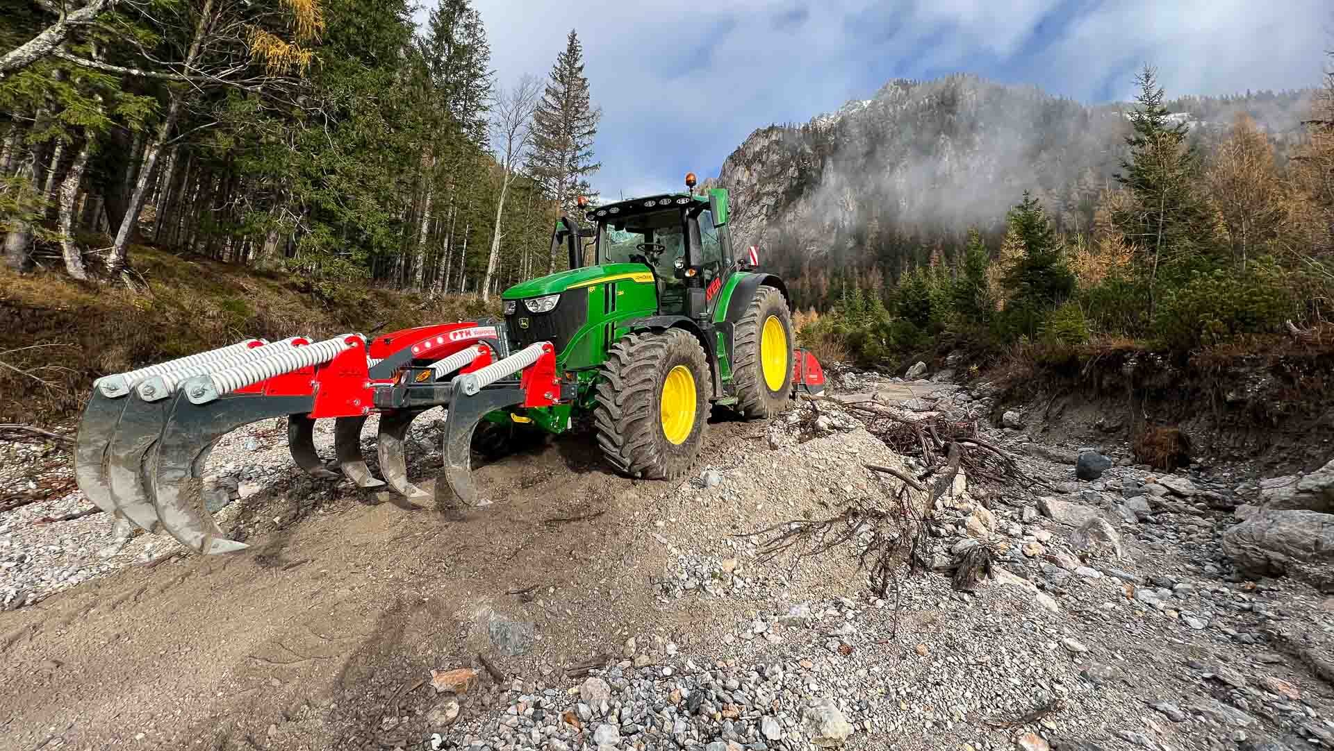 PTH Ripper auf John Deere Traktor Wegebau