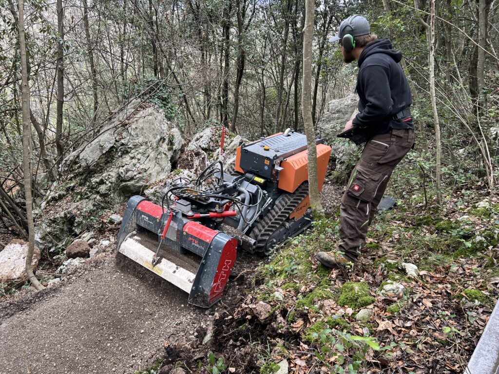 PTH MicroCrusher Trail sur chenille RAPID Vario en utilisation forestière étroite Construction de trail trailbuilding Trail Biketrail