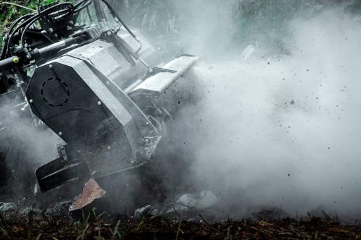 PTH TrailCrusher hydraulisch – Steinzerkleinerung im Wald; Trailbau & Materialaufbereitung