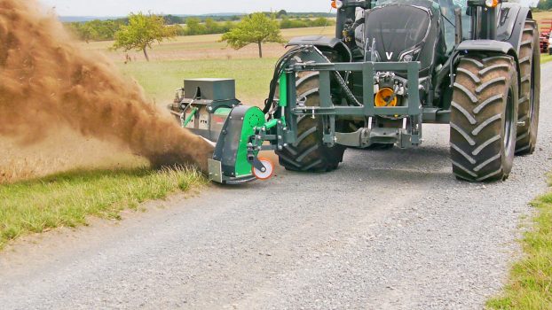 PTH Bankettfräse Anbau an Traktor Gemeindestraße Güterweg Schotterstraße Bankette auffräsen Bankettfräsen