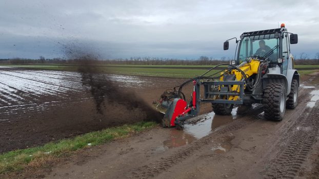 PTH Bankettfräse Bankettpflege Bankette fräsen Wegesanierung Wegebau Kommunal Kommunalmaschine Verge cutter