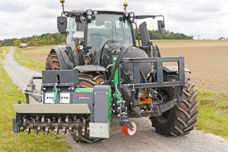 Fraiseuse d'accotement PTH en position de travail sur tracteur VALTRA Entretien de chemins Fraiseuse de pierres Fraiseuse forestière