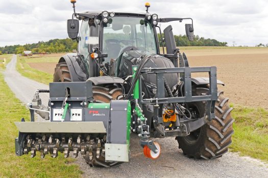 PTH Bankettfräse in Arbeitsstellung auf VALTRA Traktor Wegepflege Steinfräse Forstfräse