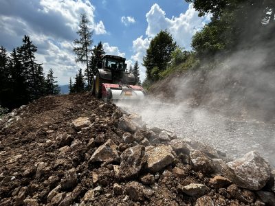 PTH Crusher dans une pierre dure en forêt