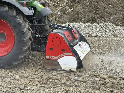 PTH Crusher CR15 RS sur tracteur Fendt - construction de chemins ; broyage de pierres & nivellement de surface, avec lame de remblayage