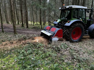 Fraisage de souches avec le PTH Crusher compact