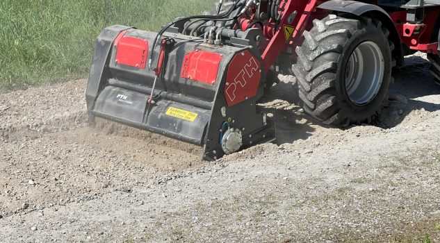 PTH MicroCrusher auf Weidemann Radlader beim Boden fräsen Steinfräsen