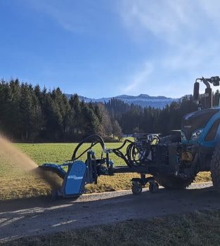 Bankettfräse Bankett fräsen Bankett auffräsen Bankettpflege Bankettsanierung Aufwucherung abtragen