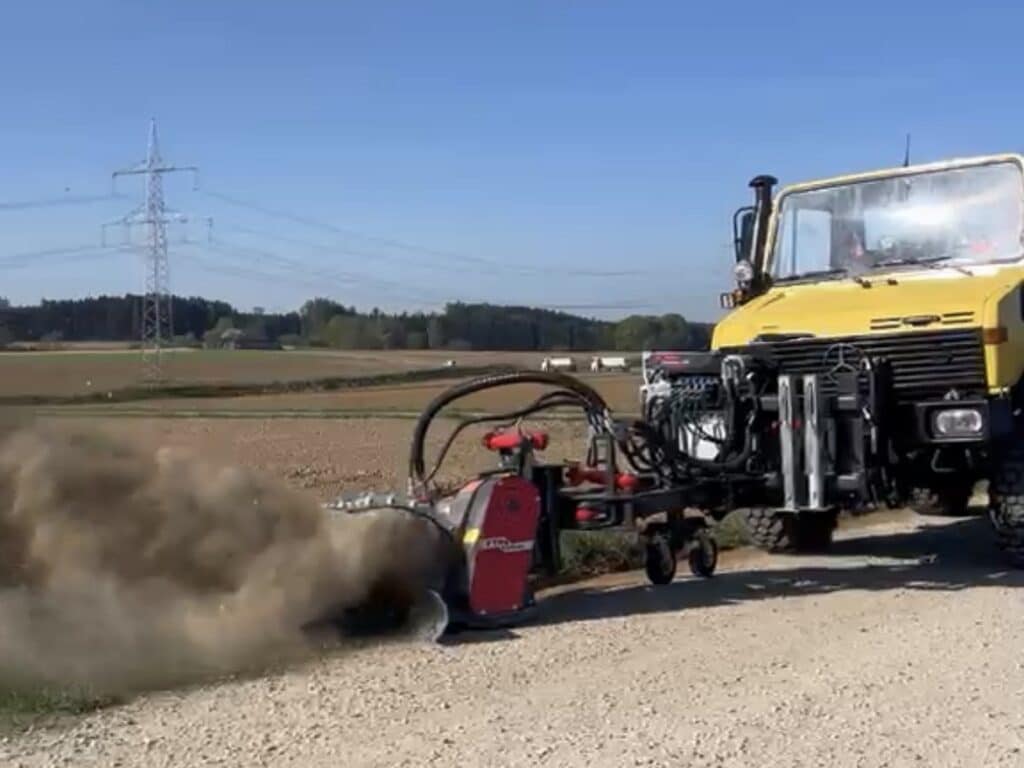 UNIMOG mit PTH Bankettfraese