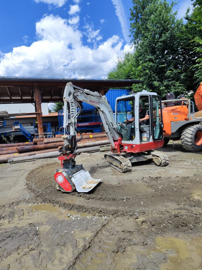 Baustelle Minibagger Fräse Steinbrecher Kombigerät