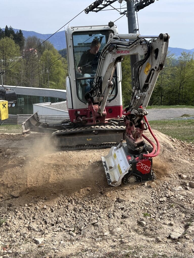 Minibagger Takeuchi mit PTH EC-S Excavator Crusher Steinfräsen Wanderweg