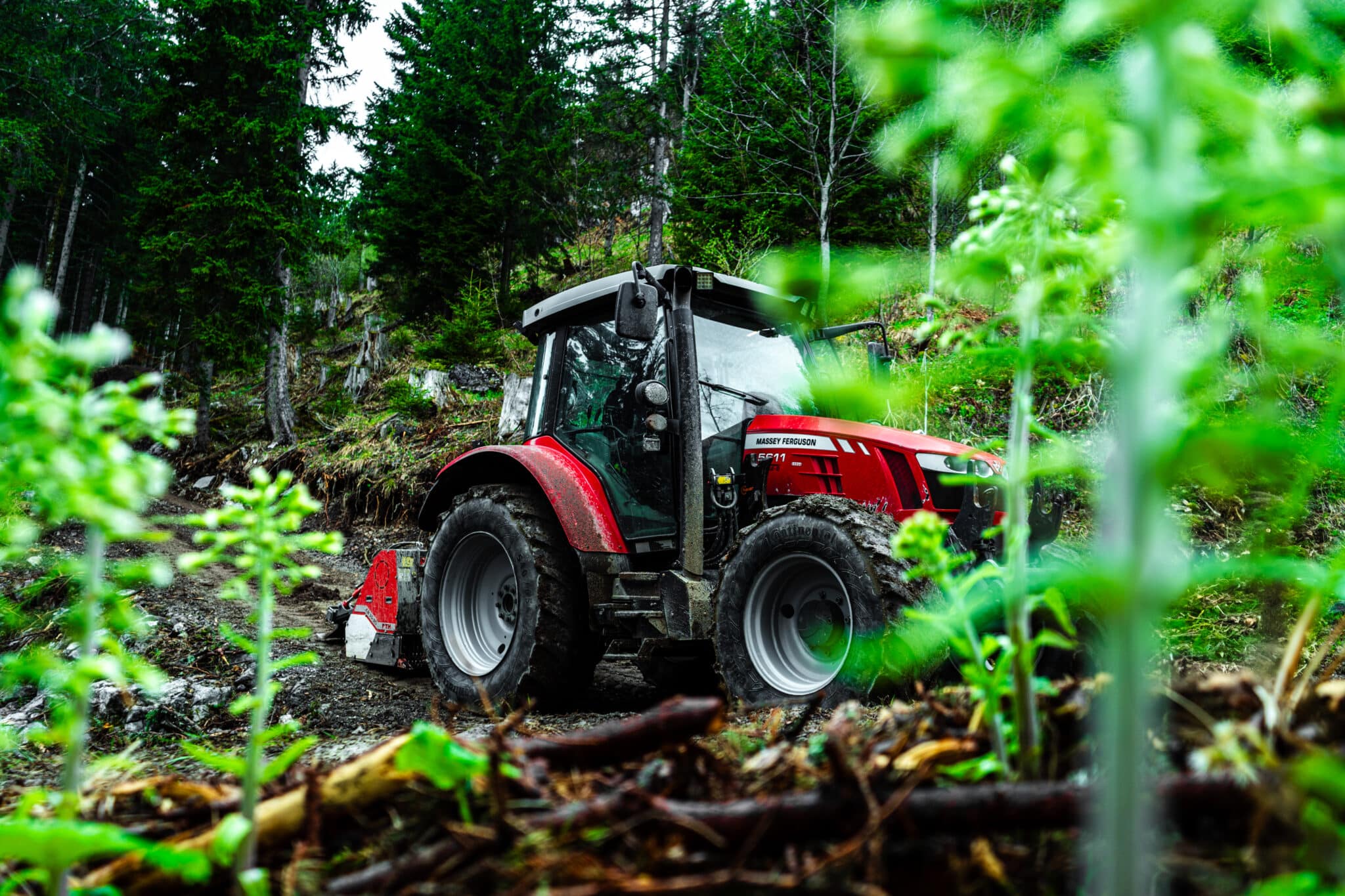 PTH Crusher compact CR15 am Traktor – Forstweg sanieren; Steine zerkleinern & Oberfläche planieren, mit Planierschild
