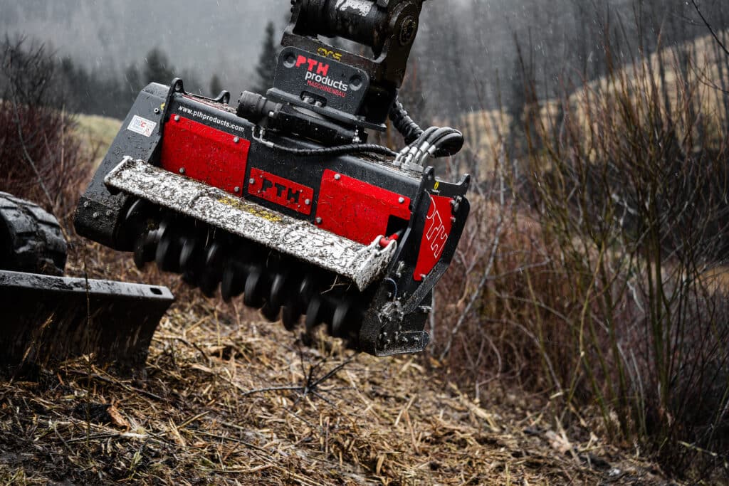PTH ExcavatorCrusher in embankment maintenance EC-M